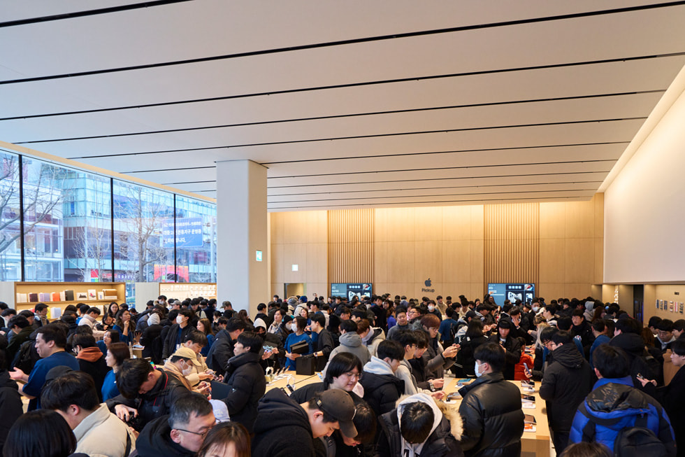 Kh?ng khí nh?n nh?p bên trong Apple Hongdae v?i hàng ch?c khách hàng ?ang khám phá c?a hàng. 