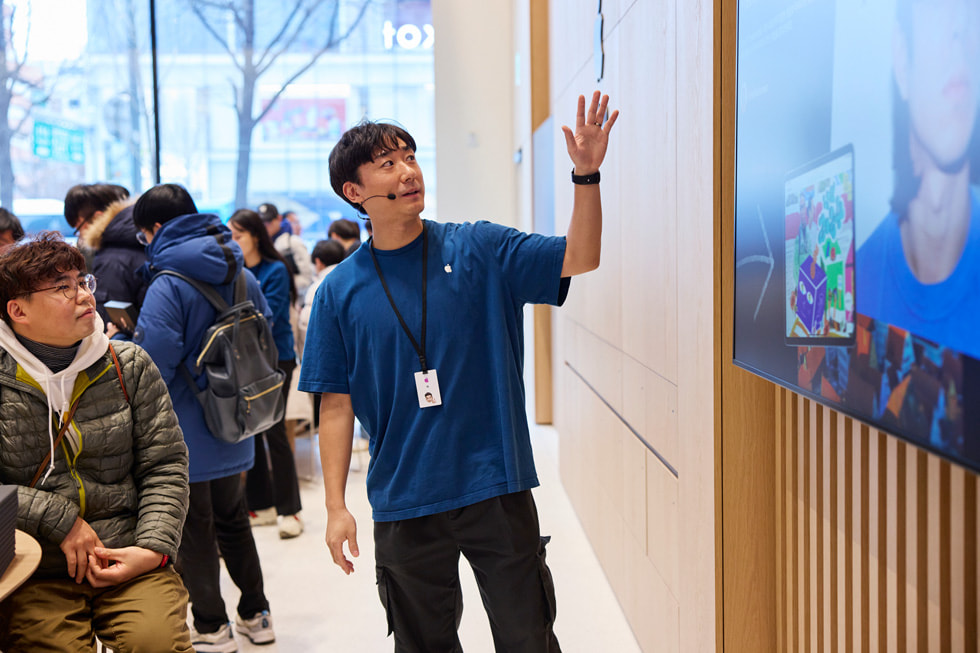 M?t nhan viên ?ang h??ng d?n khách hàng th?ng qua phiên Today at Apple Pop-Up Studio v?i s? góp m?t c?a Beenzino. 
