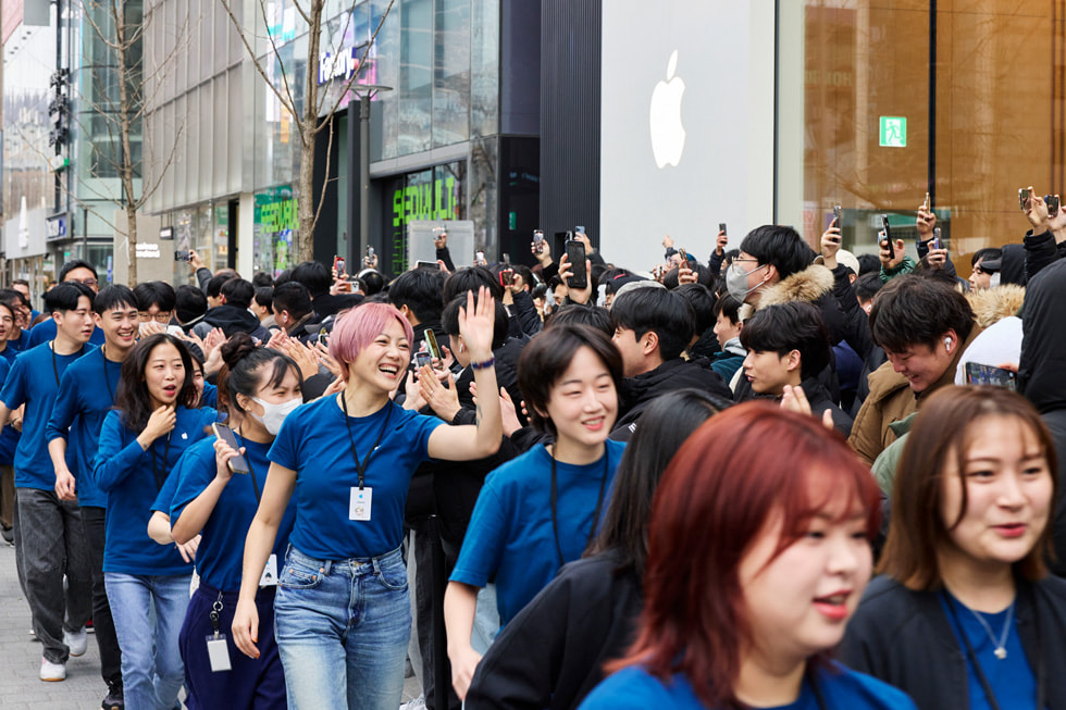 Khách hàng và nhan viên ?ang ??ng bên ngoài c?a hàng Apple Hongdae. 
