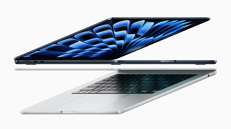 Katlanm?? halde ve yandan a??l? bir ?ekilde g?sterilen iki yeni MacBook Air ayg?t?.