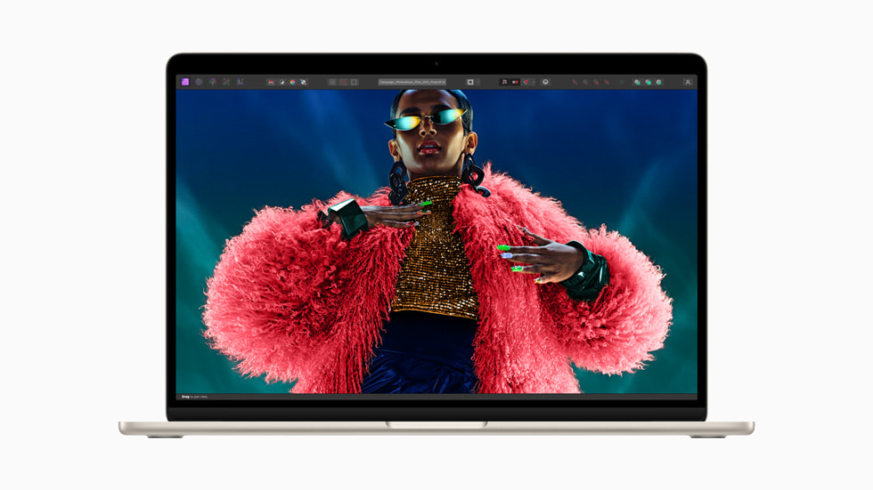 Yeni MacBook Air’de canl? k?rm?z?, tüylü palto giyen biri g?rünüyor.
