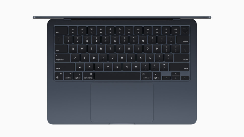 Gece yar?s? rengi yeni MacBook Air’in klavyesinin yak?n ?ekim g?rünümü.