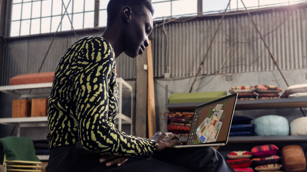 Bir stüdyoda yeni MacBook Air’i kullanan bir ki?i.