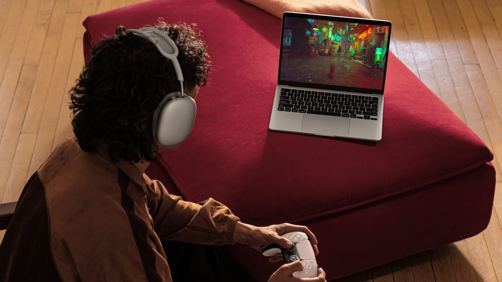 Yeni MacBook Air’de kulakl?kla oyun oynayan biri g?rünüyor.
