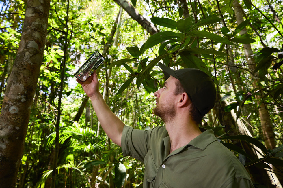 Un employé de Symbiosis tient son iPhone pour recueillir des données à l’aide du scanner LiDAR?et de l’app ForestScanner.
