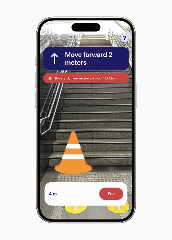 iPhone 15 Pro’da PetaNetra uygulamas?ndan bir ekran g?rüntüsünde “2 metre ileri gidin” y?nergesi ve “Dikkat edin, saat 12 y?nünde basamaklar var” yazan bir uyar? g?rülüyor.