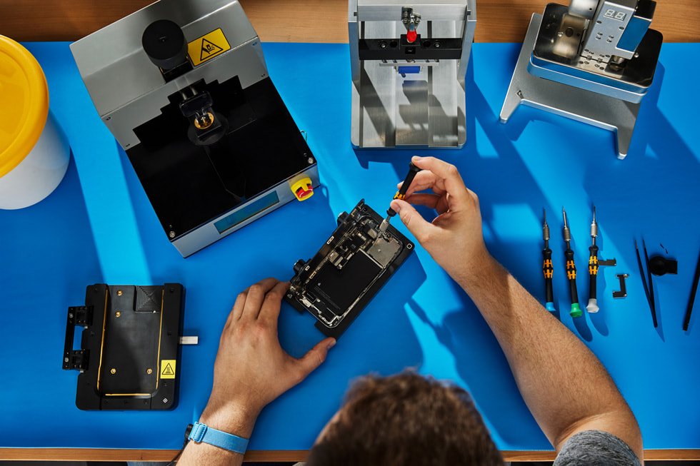 Bir iPhone’da Self Service Repair i?lemi yapan bir ki?inin üstten ?ekilmi? g?rüntüsü.