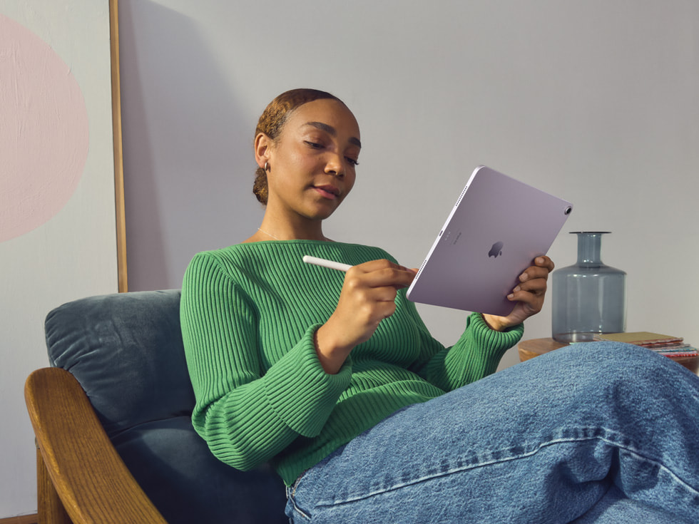 Yarat?c? biri, ev ofisinde yeni iPad Air üzerinde Apple Pencil Pro’yu kullan?yor.
