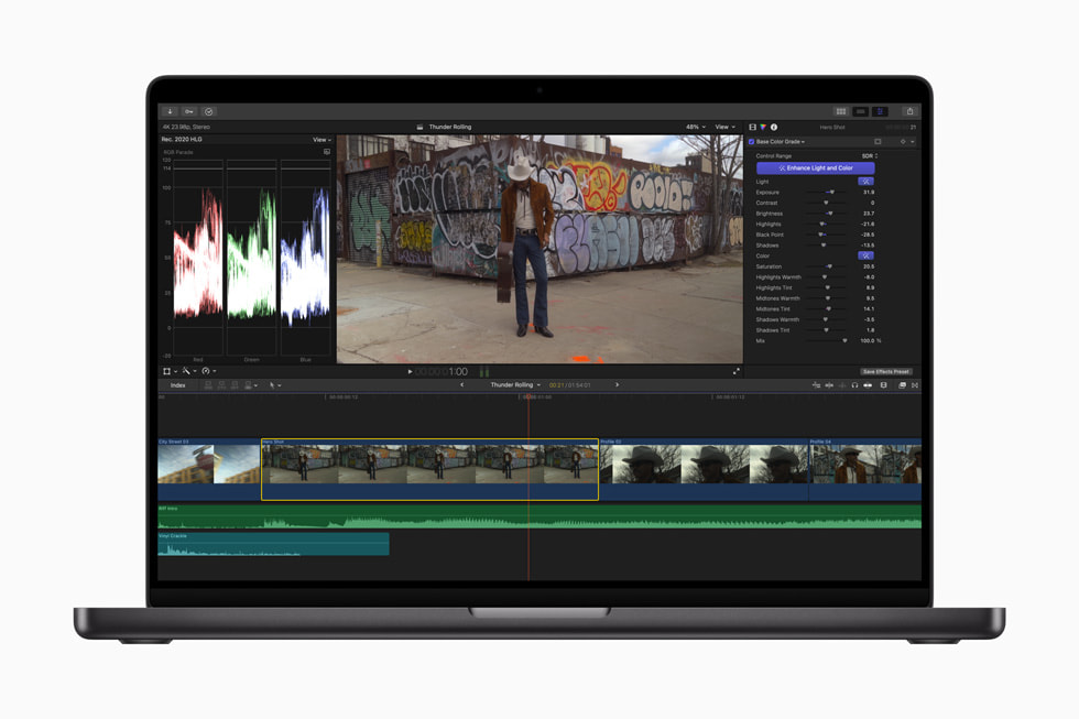 Uzay siyah? 16 in? Macbook Pro’daki Mac i?in Final Cut Pro 10.8’de I??k ve Renk Geli?tirme ?zelli?i g?steriliyor.
