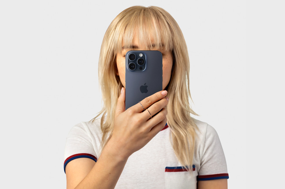 iPhone 15 Pro’yu yüzüne do?ru tutan bir ki?i.