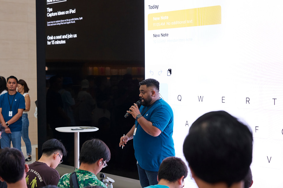 Khách hàng và nhan viên Apple trong m?t phiên v? iPad t?i Apple The Exchange TRX. 