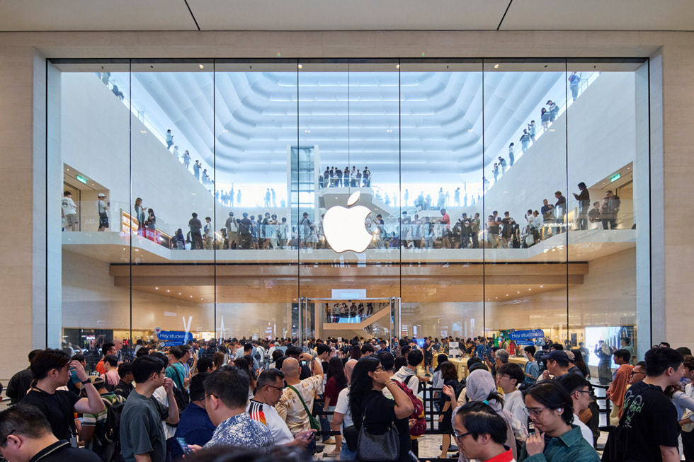 Khách hàng ?ang x?p hàng t?i Apple The Exchange TRX. 