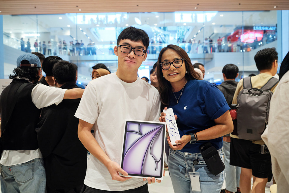 Khách hàng cùng nhan viên Apple khoe iPad Air và Apple Pencil Pro m?i mua. 