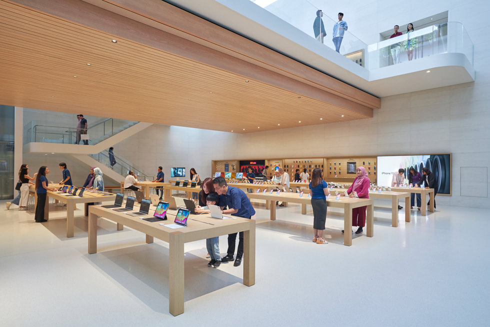 Khách hàng ?ang khám phá các phiên b?n iPad m?i nh?t và dòng s?n ph?m iPhone 15 bên trong Apple The Exchange TRX.