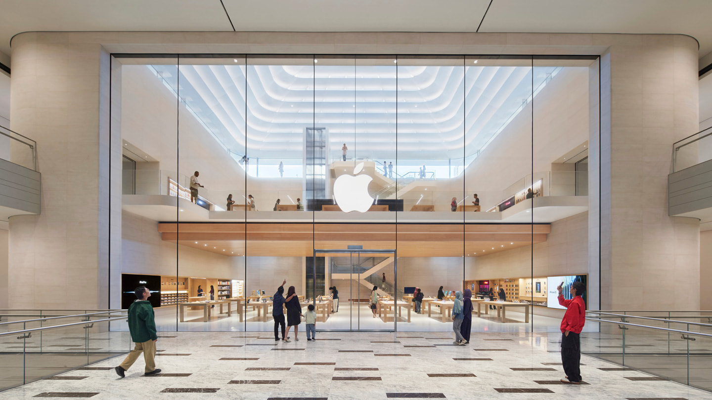 ?nh ch?p khách hàng ?ang ??ng tr??c l?i vào bên trong c?a Apple The Exchange TRX. 