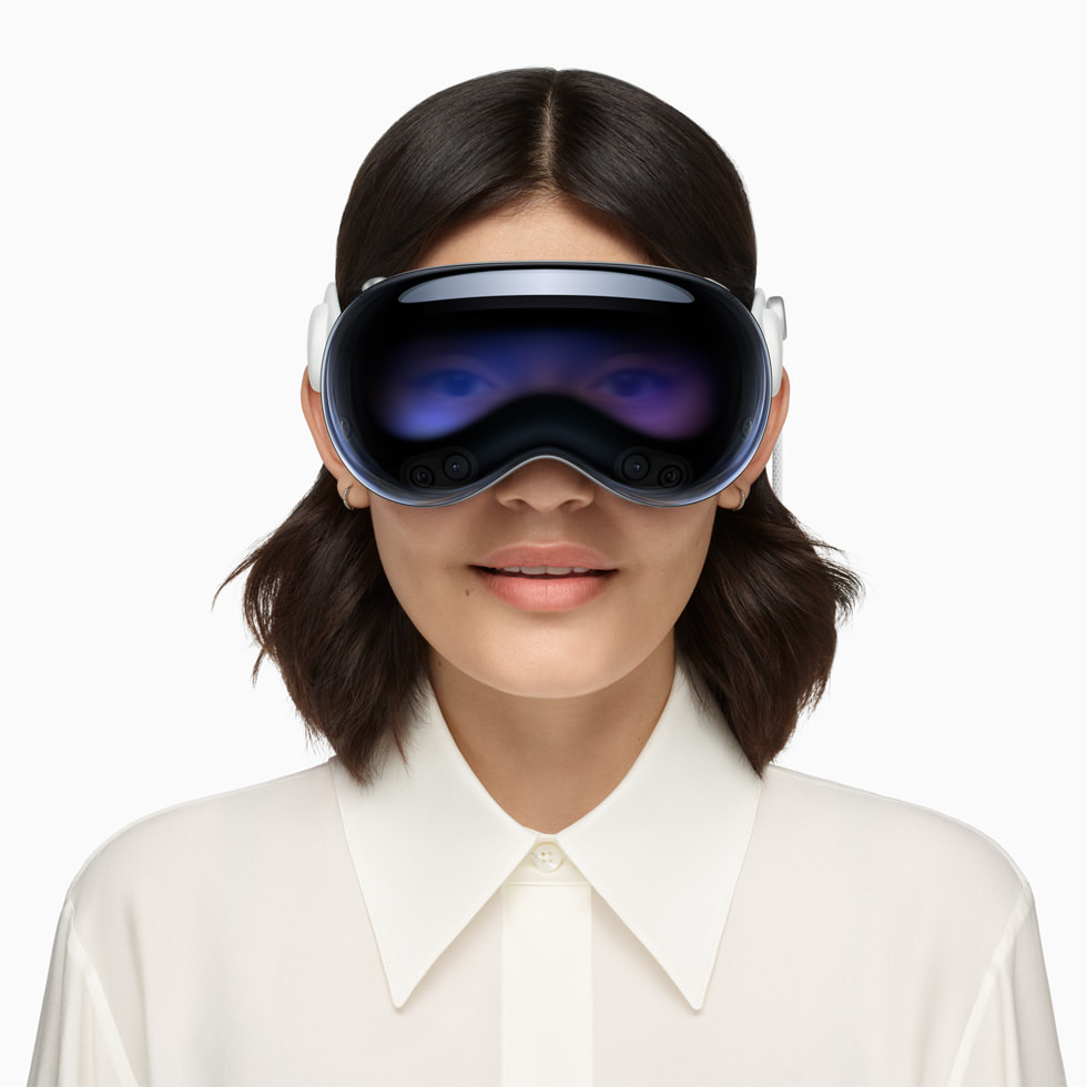 Apple Vision Pro kullanan bir ki?i.