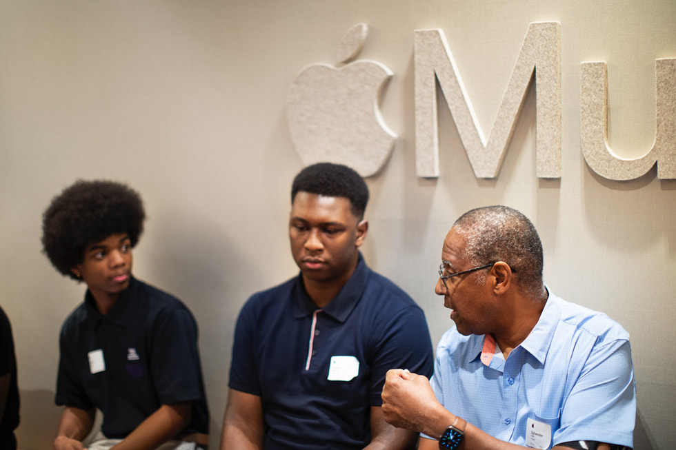 Von links: Die Studenten Khalid Gray und Torrien Howard im Gespr?ch mit Professor Sylvester Polk bei Apple Music Nashville.
