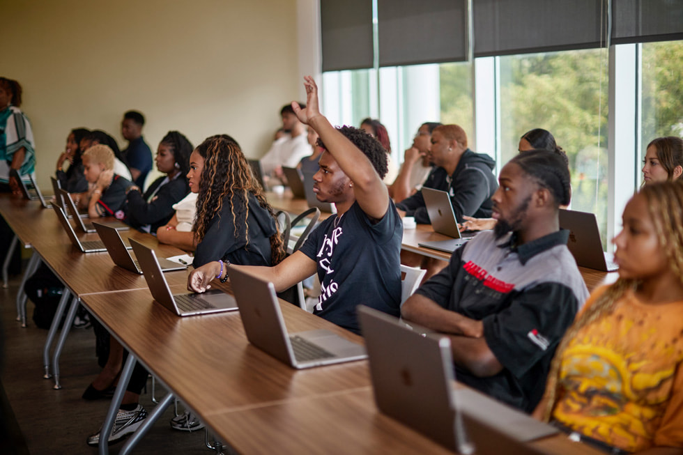 Studierende sitzen w?hrend des PROPEL Center Arts & Entertainment Industry Accelerator an Tischen auf dem Campus der Tennessee State University.
