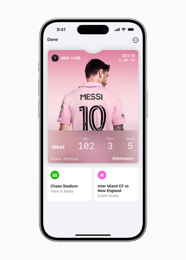 iPhone 15 Pro’da, bir kullan?c?n?n MLS ma??na biletinde Lionel Messi’nin bir foto?raf?, koltuk bilgileri, Chase Stadyumu sayfas?na Apple Harita ba?lant?s? ve bir etkinlik k?lavuzu g?rüntüleniyor.