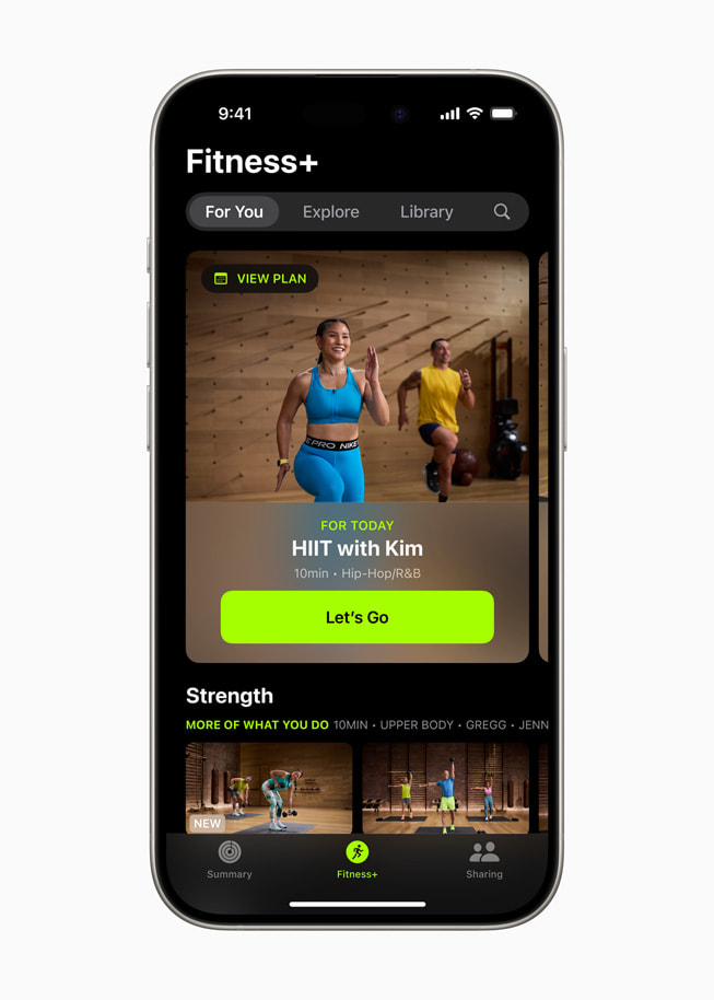 Pengalaman Apple Fitness+ yang didesain ulang dan ruang Untuk Anda ditampilkan di iPhone 15 Pro.