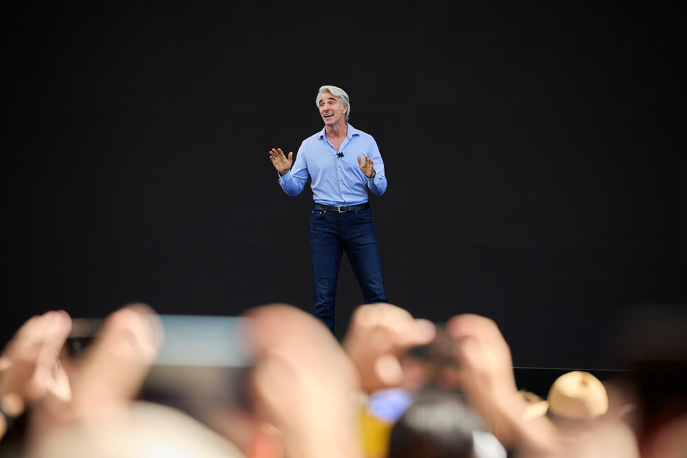 Craig Federighi, WWDC24’ün a??l?? gününde Apple Park’taki sahnede g?rünüyor.