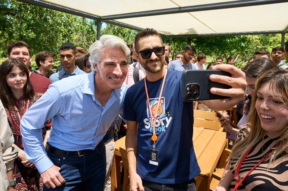 Craig Federighi, Apple Park’ta ?evresini saran geli?tiricilerle selfie ?ekiyor.
