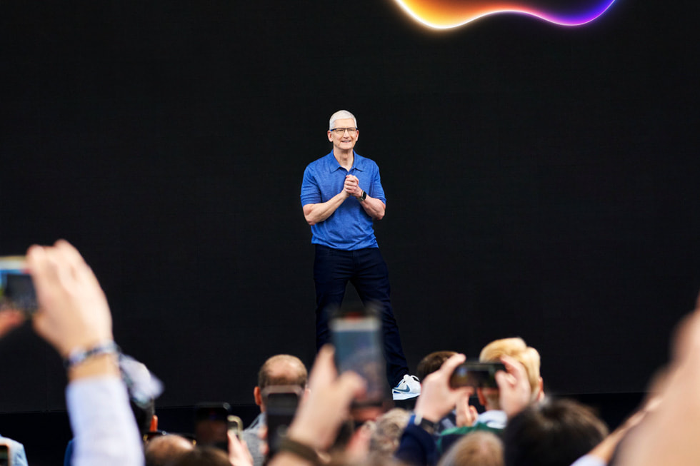 Tim Cook, WWDC24’ün a??l?? gününde Apple Park’taki sahnede g?rünüyor.