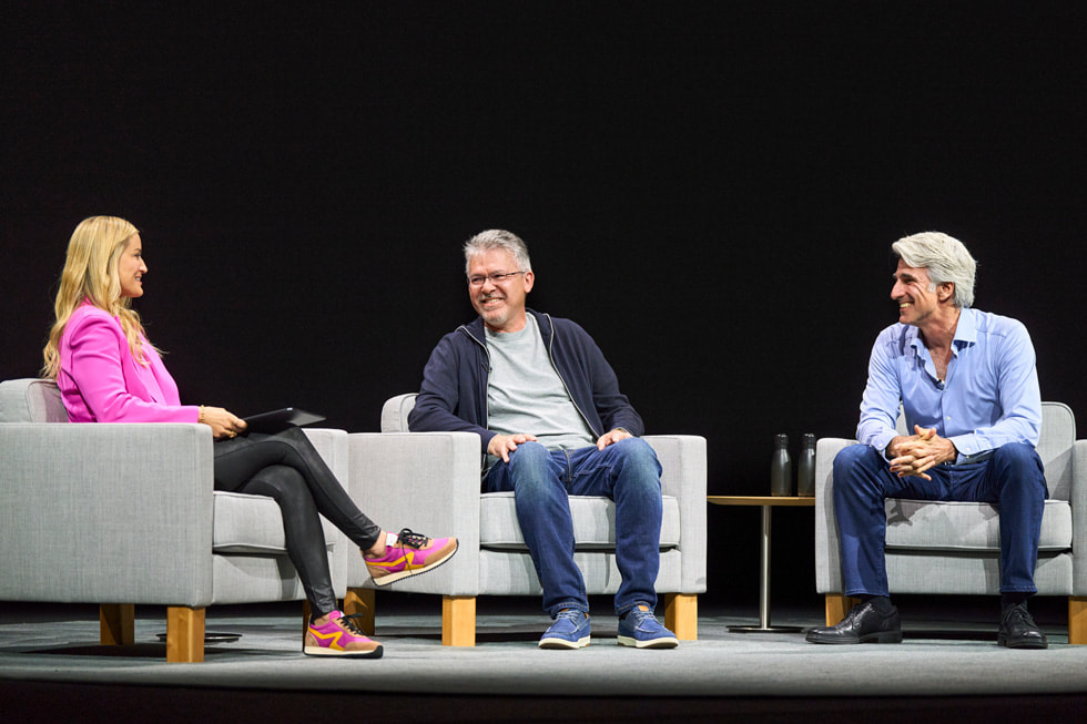 Sahnede yan yana oturan Justine Ezarik, John Giannandrea ve Craig Federighi, Apple Park’taki WWDC24 s?ras?nda konu?mak üzere bir araya geliyor.