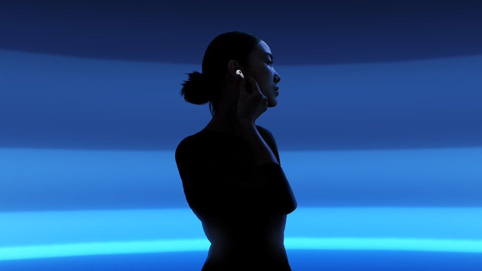 Mavi arka plan?n ?nünde AirPods 4 kullanan bir ki?inin silüeti g?steriliyor.