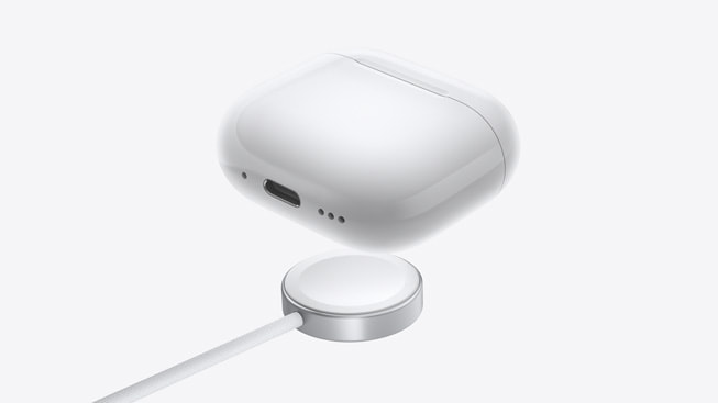 AirPods 4, Apple Watch ?arj ayg?t?yla birlikte g?steriliyor.