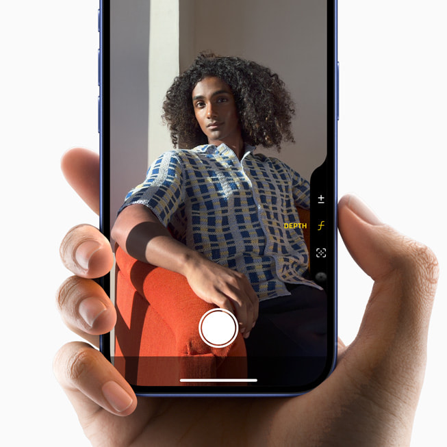 Bir kullan?c? iPhone 16 ile portre foto?raf ?ekerken ayarlamalar yap?yor.