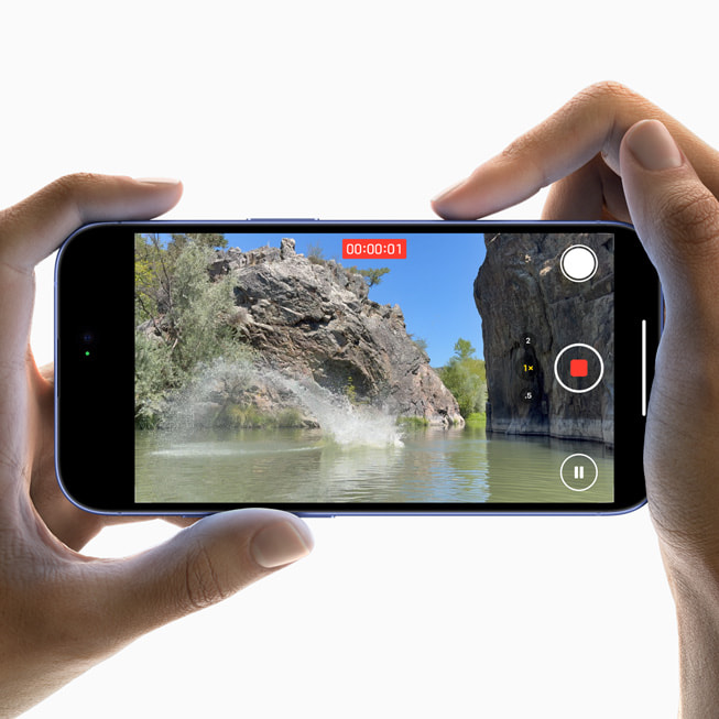 Bir kullan?c? iPhone 16 ile bir g?ldeki su s??ramas?n?n videosunu ?ekiyor.