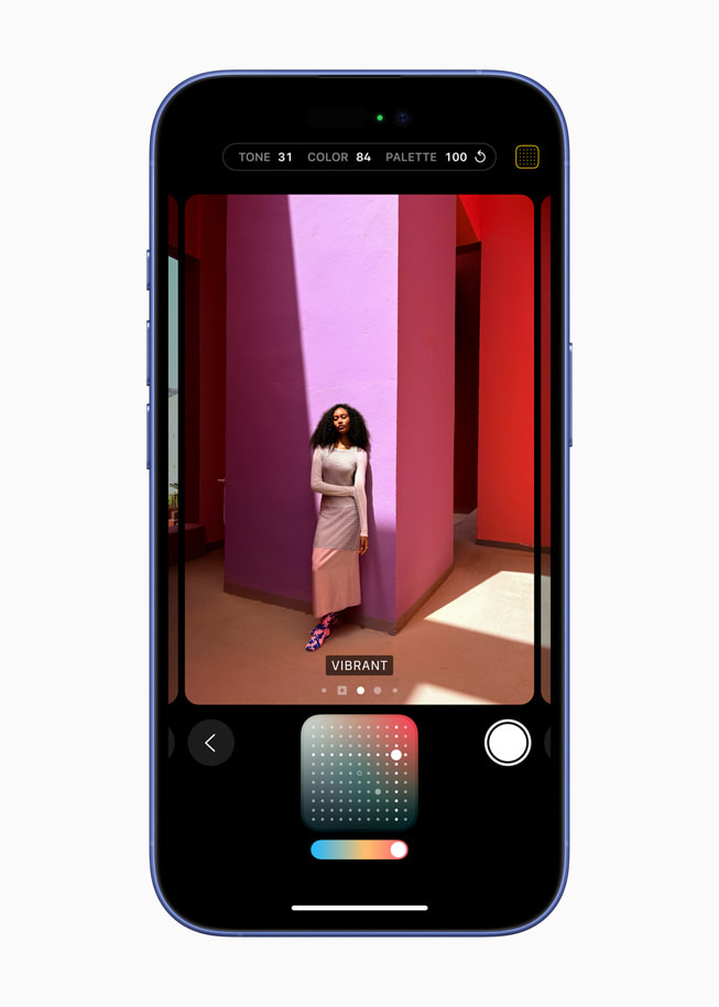 iPhone 16, alt tarafta bir kontrol panelinin bulundu?u Foto?rafik Stiller ekran?n? g?steriyor.