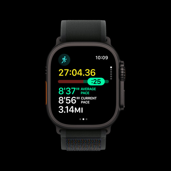 Apple Watch Ultra 2’de Ko?u (D??) antrenman ekran?nda bir ko?ucunun tempo ?l?ümleri g?steriliyor.