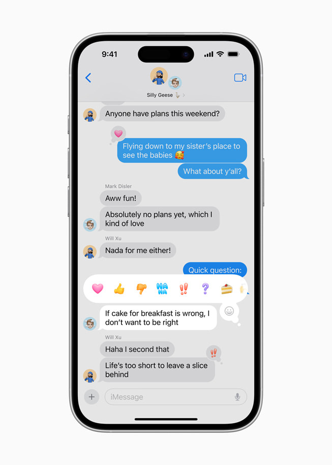 iPhone 16 Pro’daki Mesajlar grup yaz??mas?nda, iOS 18 ile gelen yeni Tapback se?enekleri g?steriliyor.