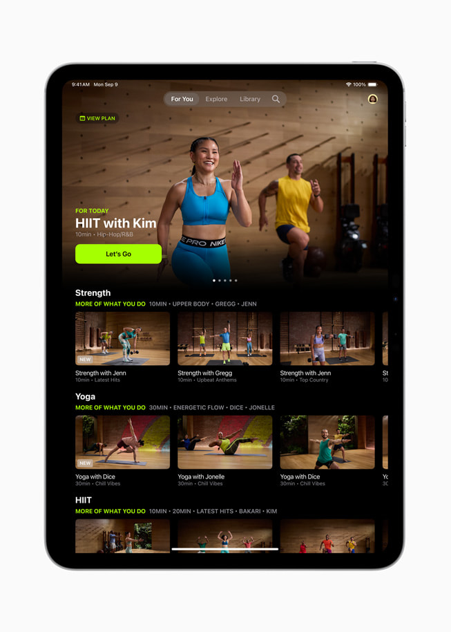 Un iPad Pro de 11 pulgadas muestra la barra de pesta?as redise?ada en la pantalla de Apple Fitness+.