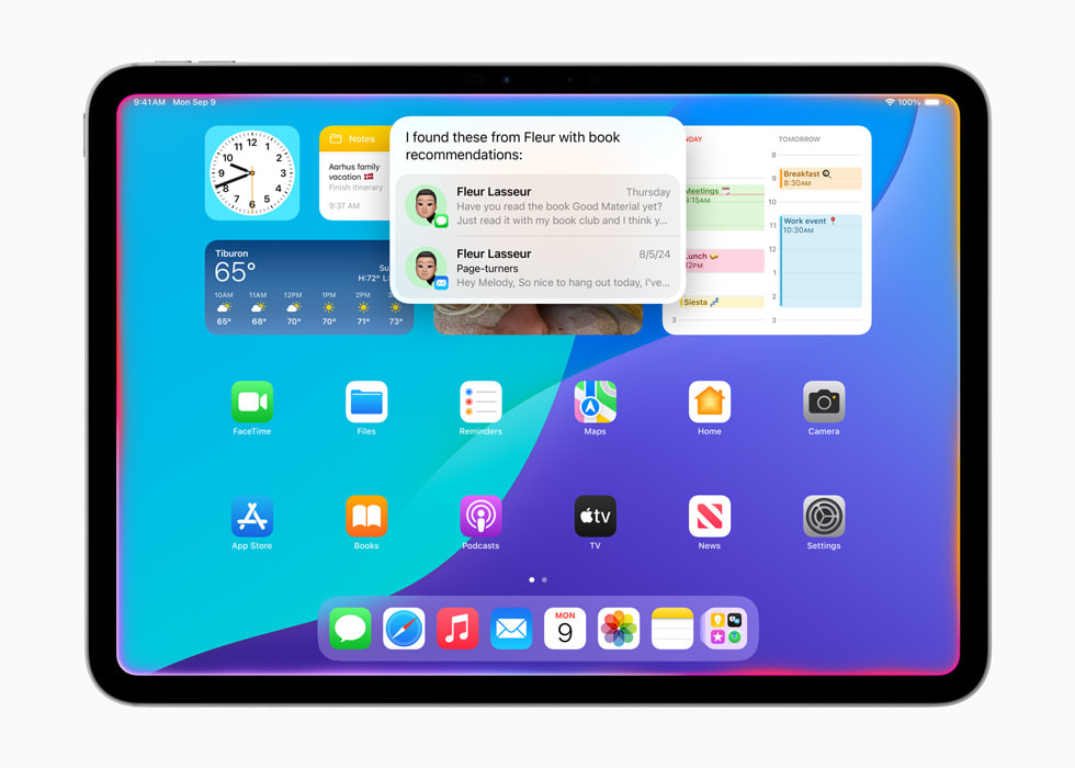 Un iPad Pro de 11 pulgadas muestra a Siri buscando una recomendación de un libro en Mensajes y Mail con una franja de luz que brilla alrededor de la pantalla.