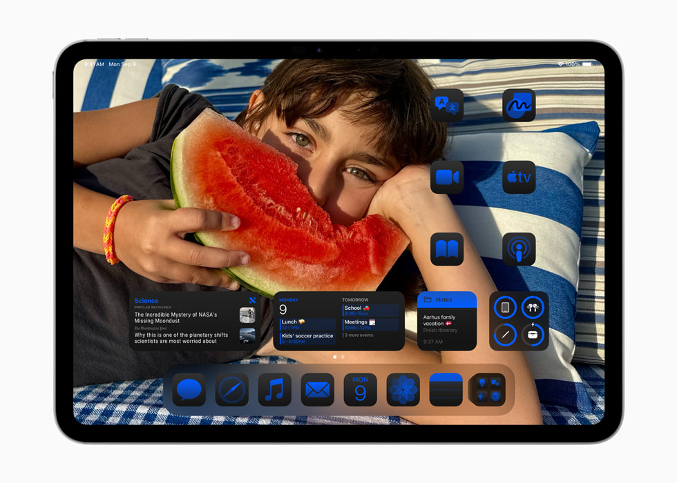 O iPad Pro (11 polegadas) mostra os ícones de apps na Tela de Início organizados ao redor de uma foto e personalizados na cor azul.