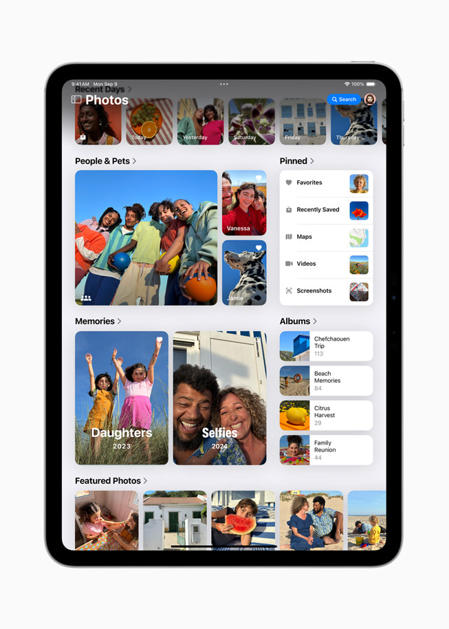 Un iPad Pro de 11 pulgadas muestra el redise?o de la app Fotos con fotografías organizadas en grupos, incluidos personas y mascotas, recuerdos y fotos destacadas.
