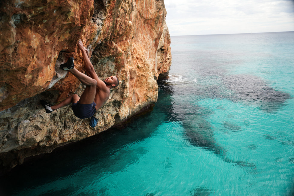 Kai Lightner escalade une falaise en bord de mer dans l’épisode ??Free Solo?? de la série Adventure.