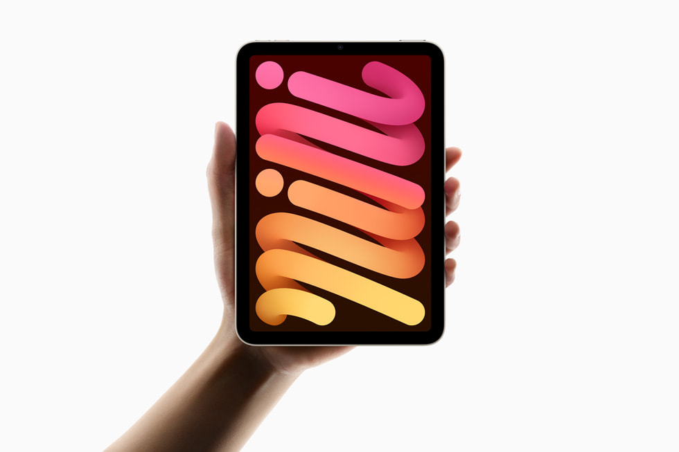 Bir el yeni iPad mini’yi tutuyor.