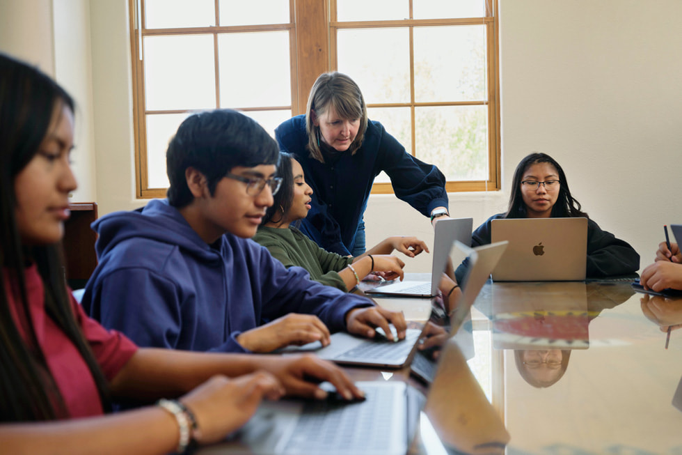 Santa Fe, New Mexico’da bulunan Santa Fe Indian School’daki bir grup ??renci bir ??retmenden ders al?yor.