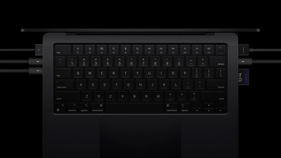 MacBook Pro klavyesinin, Thunderbolt 5 ba?lant? noktas? ve ona ba?l? ?evre birimlerle yak?ndan g?rünümü.