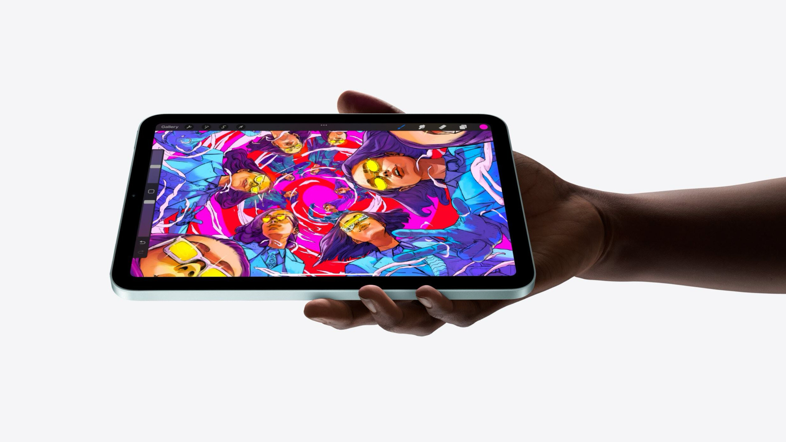 Yeni iPad mini’yi elinde tutan bir ki?i.