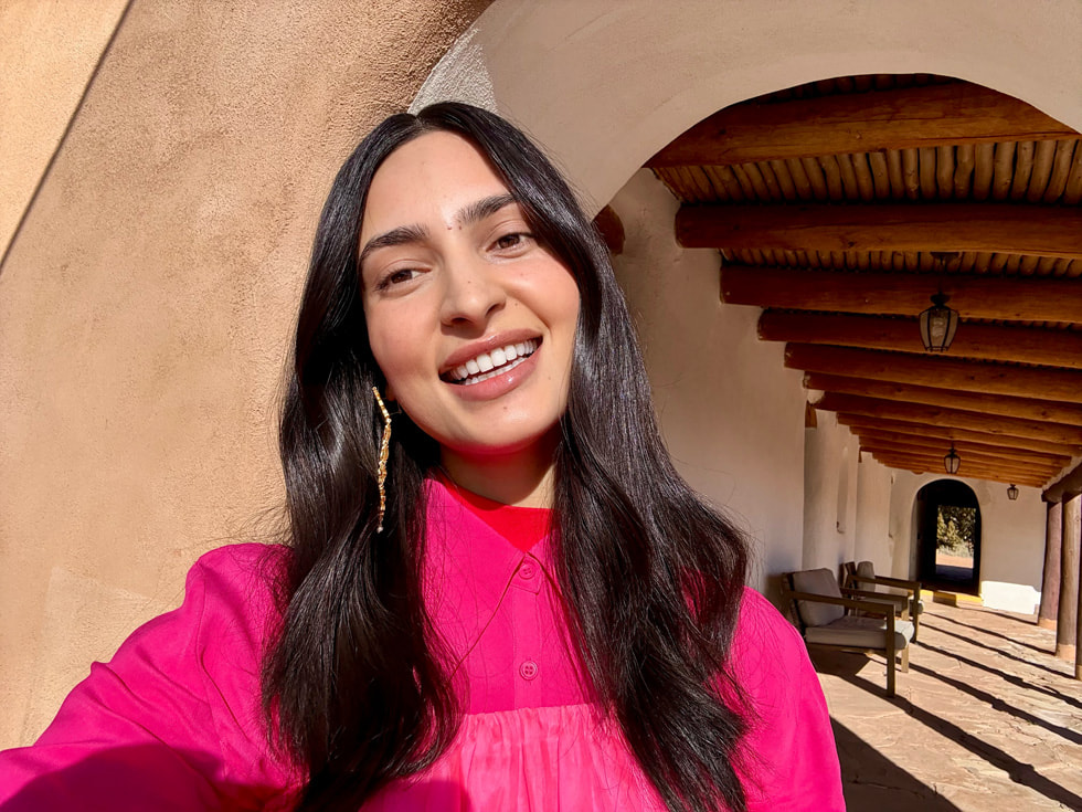 Selfie yang diambil menggunakan kamera TrueDepth depan pada iPhone 16e.
