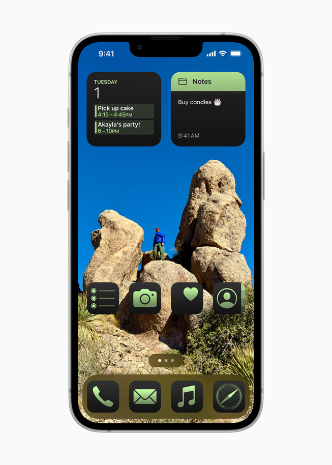 Layar Home yang disesuaikan ditampilkan pada iPhone 16e.