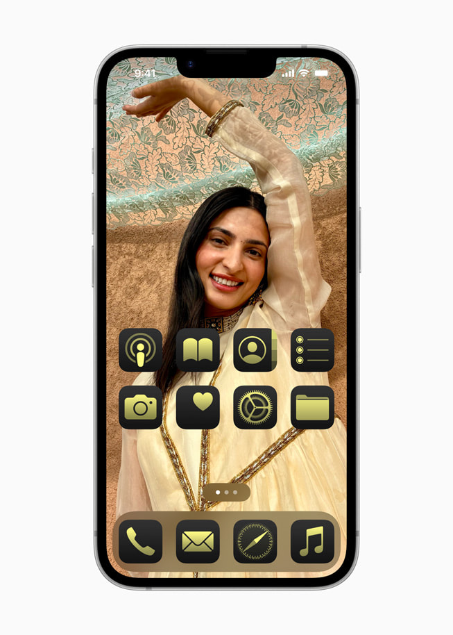 Layar kunci yang disesuaikan pada iPhone 16e.