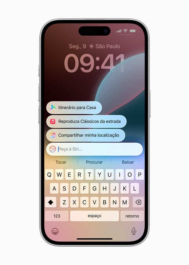 O iPhone 16 mostra uma tela da Siri com solicita??es para obter o itinerário para casa, tocar música e compartilhar a chegada com um contato.