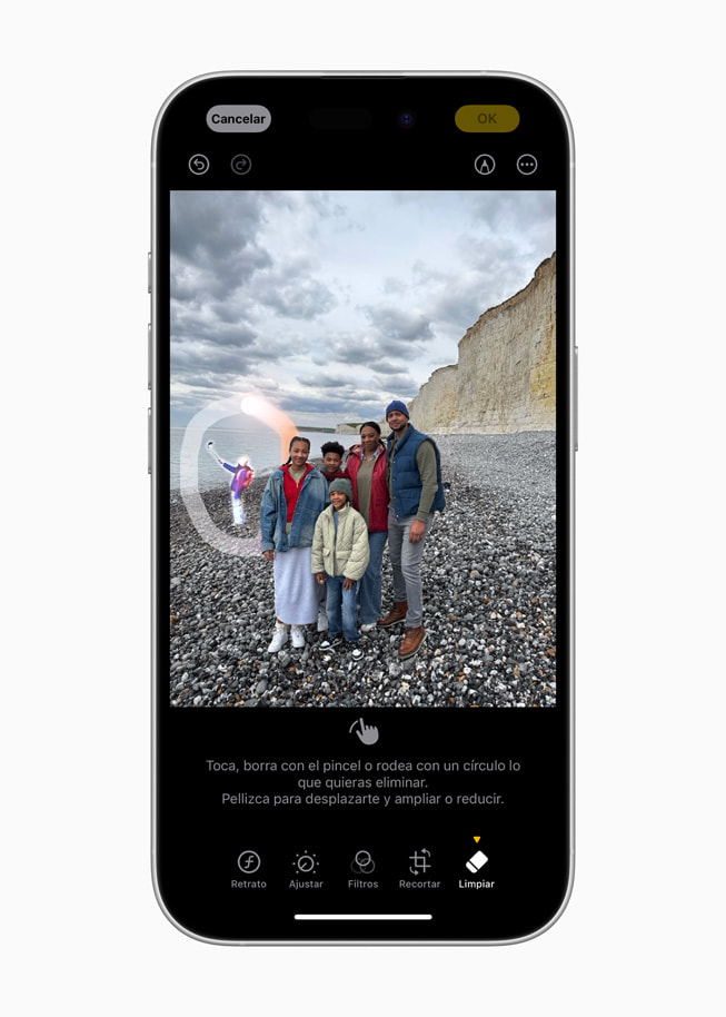 Un iPhone?16 muestra cómo se quita a una persona del fondo de una foto con Limpiar.