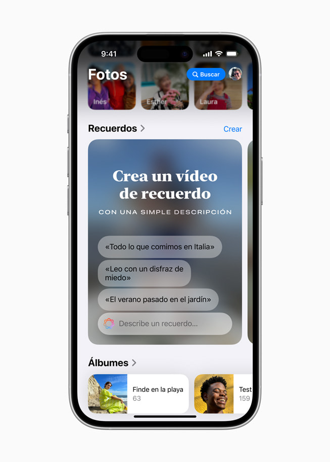 Un iPhone?16 muestra una pantalla de Recuerdos con una instrucción para crear un vídeo de recuerdos a partir de una simple descripción.